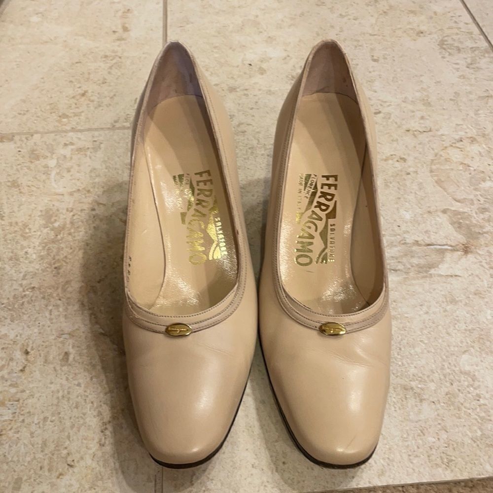 SALVATORE Ferragamo beige leather woman’s heel.
